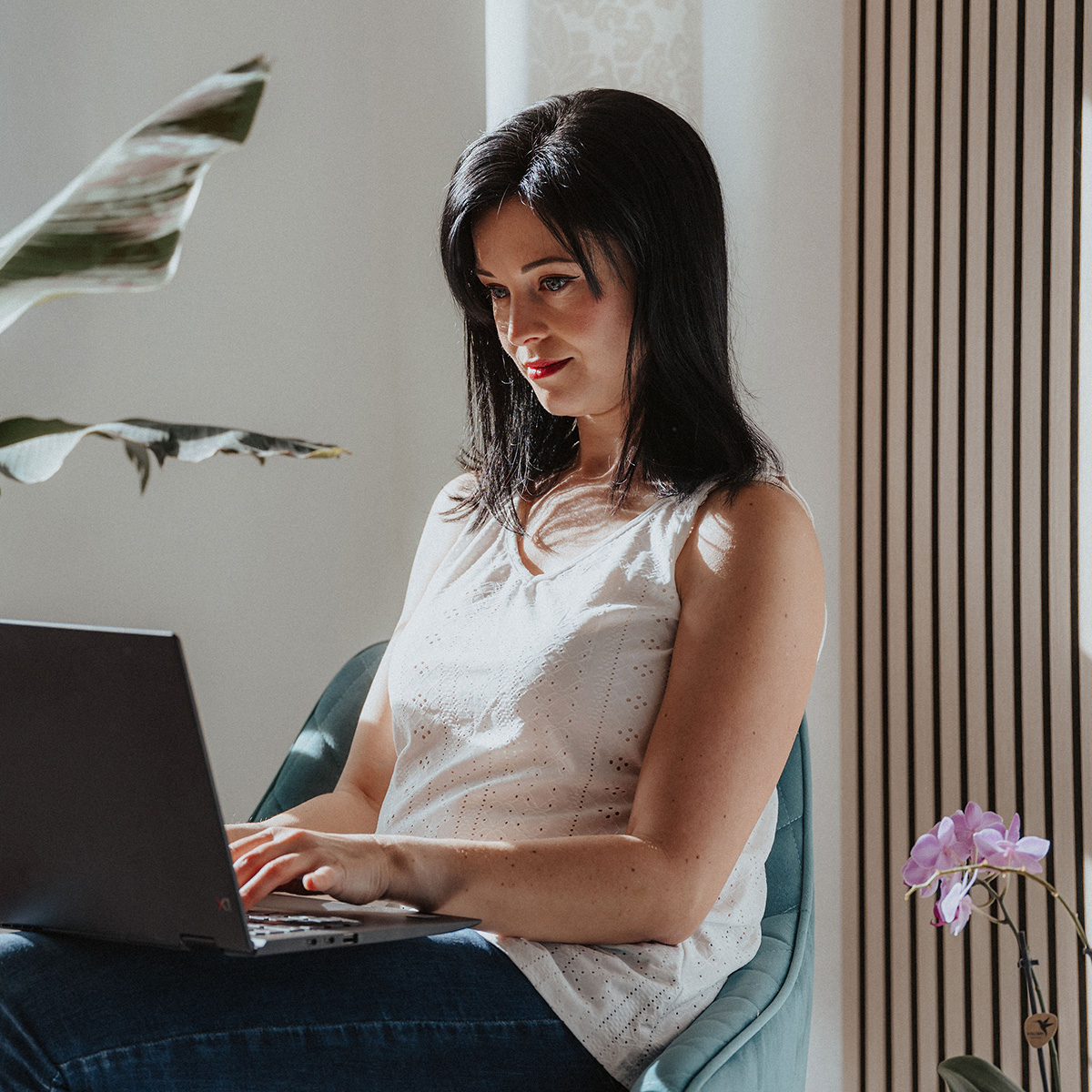 Kerstin Hitzelberger am Laptop