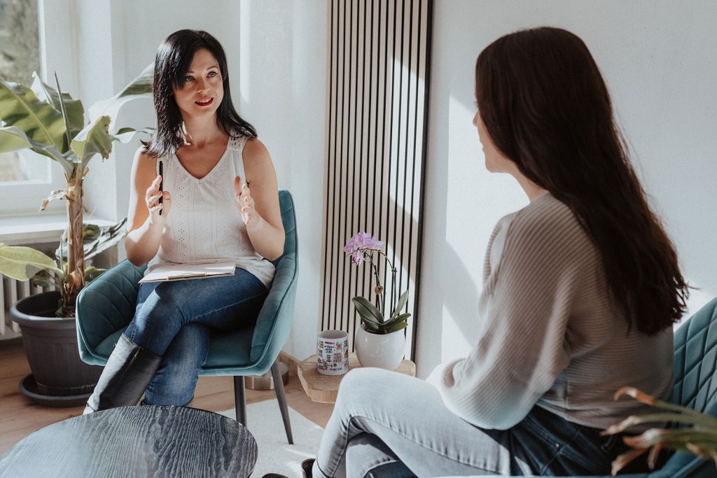 Kerstin Hitzelberger in einer Therapiesitzung